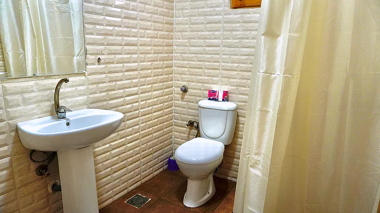 Studio / One Bedroom Apartment photograph 9